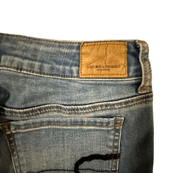 American Eagle ~ Super Stretch Denim Cutoff Shorts ~ size 2 - Picture 6 of 8